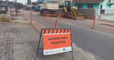 Obras de esgotamento sanitário movimentam ruas de Ubatuba nesta semana
