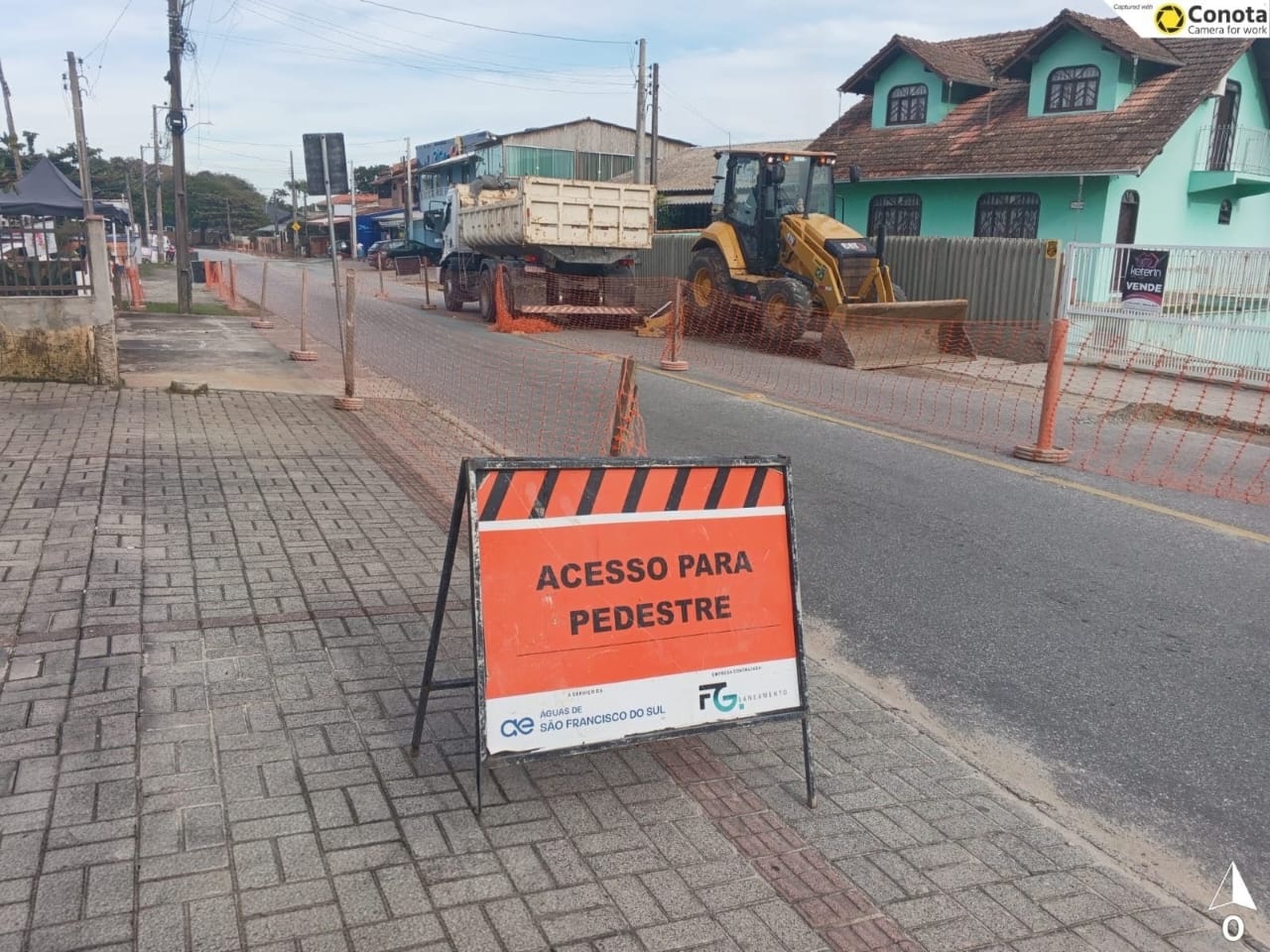 Obras de esgotamento sanitário movimentam ruas de Ubatuba nesta semana